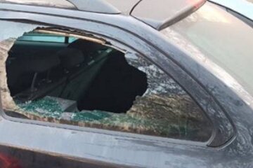 В Киеве за ночь разбили стекла и обокрали сразу 5 авто: "в одной из машин находился..."