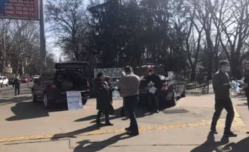 Одесситам устроили бесплатную раздачу масок прямо на улице: видео