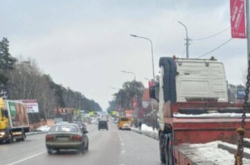 На трассе под Киевом маршрутка с пассажирами въехала в грузовик, фото: "Вылетели все окна"