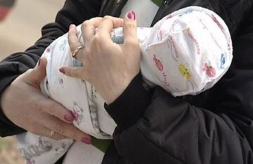 "Має ще трьох дітей": горе-мати обміняла новонародженого малюка на кругленьку суму, деталі
