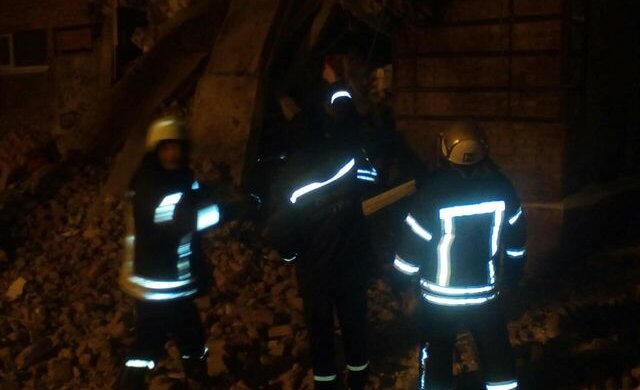 У Чернігові обвалився житловий будинок, є постраждалі (фото)