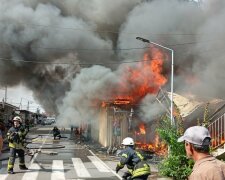 Масштабный пожар разгорелся на рынке под Киевом, спасатели сделали все возможное: видео с места ЧП