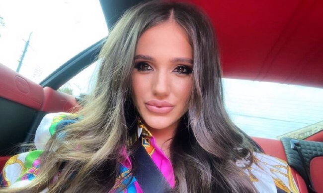 Звезда «Холостяка» задрала ногу и показала сочные места в экстремальной позе: "так и выпирают"