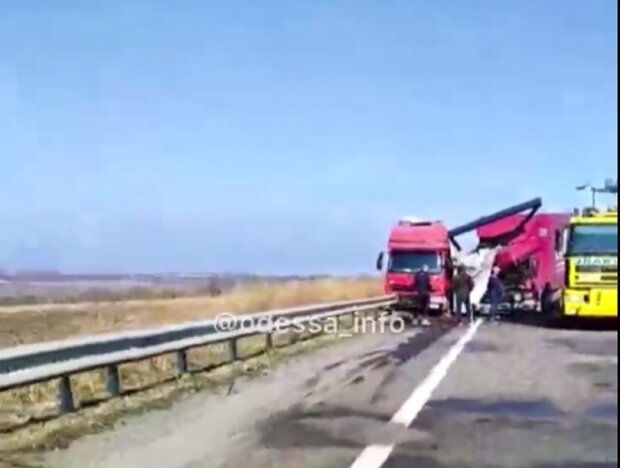 Вантажівки зіткнулися на трасі Київ-Одеса: відео масштабної ДТП