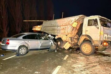 Под Киевом грузовик раздавил авто, появились фото с места ДТП: "Шансов выжить не было"