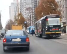 В Одесі трамвай з пасажирами потрапив в аварію через автохама, рух зупинено: відео з місця ДТП