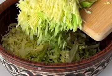салат з молодою капустою
