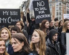 Премьер Польши открестилась от планов запретить аборты