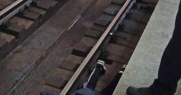 ЧП произошло в харьковском метро, человек оказался на рельсах: кадры с места инцидента