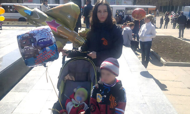 Малышей бросили в аэропорту, беременная мать назвала их приемными: история всколыхнула всю страну