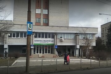 Чоловік влаштував дебош у Дніпровській лікарні: розбиті вікна, фото наслідків