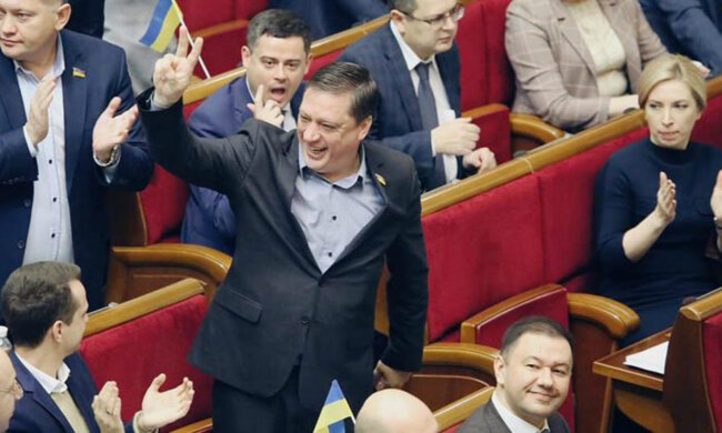 Ігор Лесев жорстко пройшовся по «Слугам народу» через нардепа-ґвалтівника: «Нас зливають в унітаз»