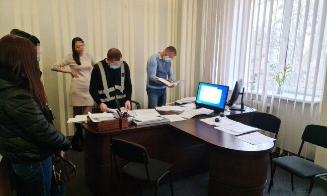 Викрадено мільярд доларів на ремонті доріг: до чиновників Кривого Рогу нагрянули з обшуками