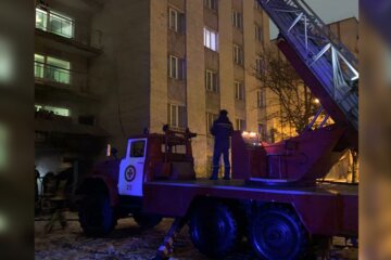 Пожар разгорелся в общежитии, трое студентов застряли внутри: что известно о ЧП