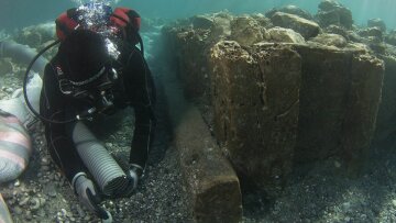 В Коринфе под водой нашли древние пирсы (фото)