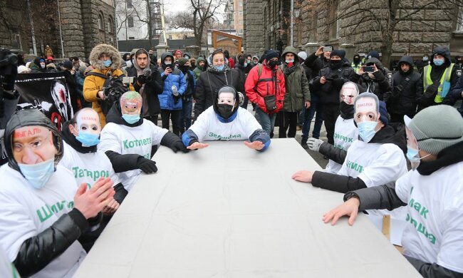 СМИ: Восемь тысяч человек протестуют под офисом Зеленского против МВФ
