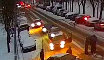 Біда трапилася з пішоходом у Києві через ожеледицю: момент потрапив на відео