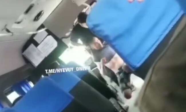 Водій маршрутки помстився пасажирові без маски в Дніпрі: розборки потрапили на камеру