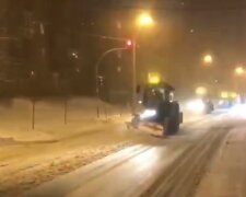 Киевские коммунальщики придумали, как "откосить" от уборки снега, видео: "Будто всю ночь работали"
