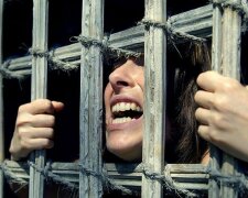 Секс-рабство-тюрьма-женщина