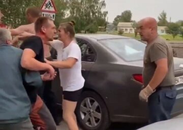 Депутат із сокирою накинувся на чоловіка, після цього приїхав його батько з молотком: заміс потрапив на відео