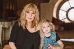 Пугачева щегольнула стройными ножками на каблуках рядом со стильно одетой Лизой: "дочь берет пример с мамы"