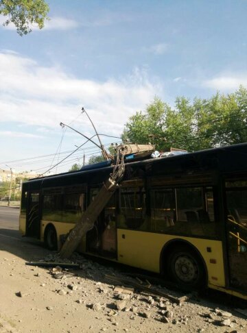 Жахливе ДТП в Києві: тролейбус протаранив стовп (фото)