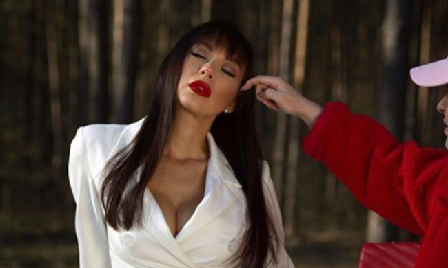 Ненакрашенная жена Ступки в одном лифчике показала, как ухаживает за собой: домашнее видео