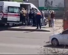 В Одессе скорая попала в серьезное ДТП: машину медиков отбросило на остановку, кадры происходящего