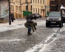 Люди падают, а машины врезаются друг в друга: что происходит в Киеве из-за гололеда, видео