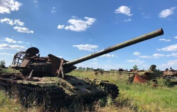"Мы вроде ни с кем не воюем": огромный схрон военной техники РФ нашли недалеко от Донбасса, фото