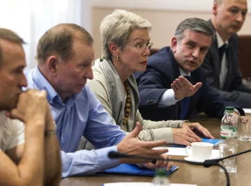 Former Ukrainian President Kuchma, OSCE Ambassador Tagliavini and Russian Ambassador to Ukraine Zura