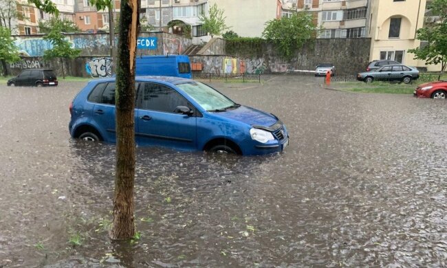 Киев ушел под воду из-за стихии, плывут машины: кадры бедствия