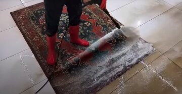 Як почистити килим від неприємного запаху: ці поради мають допомогти