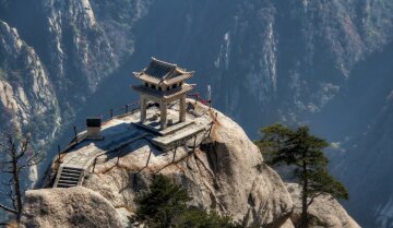 Сотні туристів застрягли на китайській священній горі