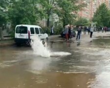 Вулицю в Києві залило окропом, кадри потопу: "Новий фонтан відкрили"