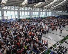 В китайском аэропорту из-за непогоды застряли восемь тысяч пассажиров