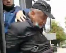 Водитель троллейбуса жестко обошелся с пенсионером в Днепре, видео: "дедушка стал инвалидом"