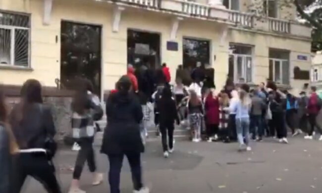 Біля школи в Одесі знайшли тіло жінки в мішку, купа поліції: очевидці виклали страшні кадри