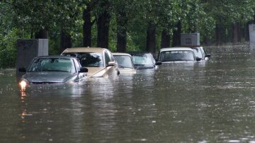 Потоп начался в Украине, людей массово вывозят: кадры стихии