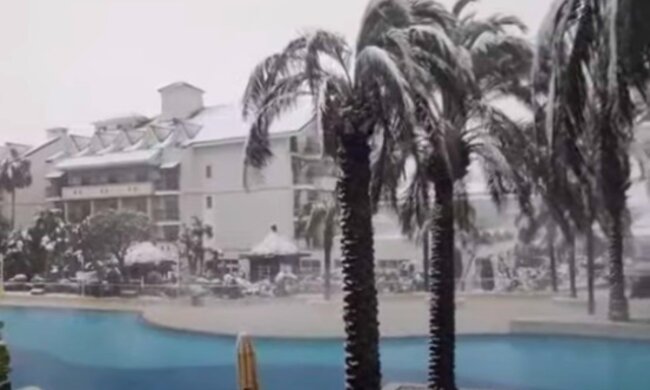 Анталью впервые за 29 лет накрыл снегопад, кадры природной аномалии: "Даже не верится..."