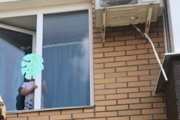 2-річна дитина відчинила вікно і встала на підвіконня, кадри: "Залишився зовсім один"