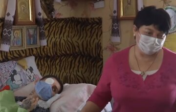 "Все деньги ушли на операцию": украинка с прикованным к кровати сыном рискуют остаться без крыши над головой