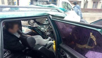 Спасателям пришлось вырезать водителя: в Харькове произошла жуткая авария, кадры с места