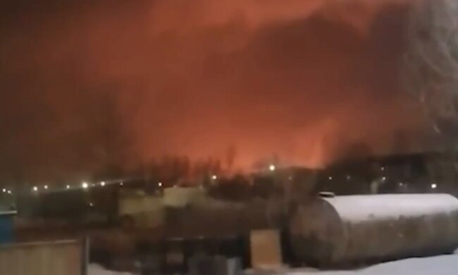 Подумали, что землетрясение: в россии после мощного взрыва начался пожар