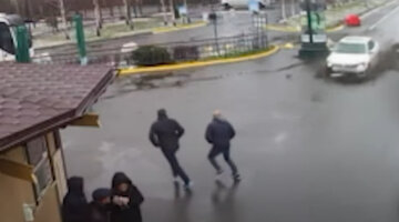 НП в екс-резиденції Януковича, чудовий порятунок дівчини потрапив на камери: "Ого, як пощастило"