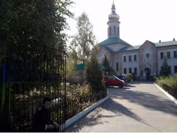Храм Московського патріархату розфарбували в жовто-синій (фото)