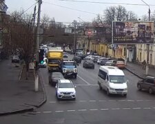 Вантажівка знесла світлофор в Одесі: відео сколихнуло мережу