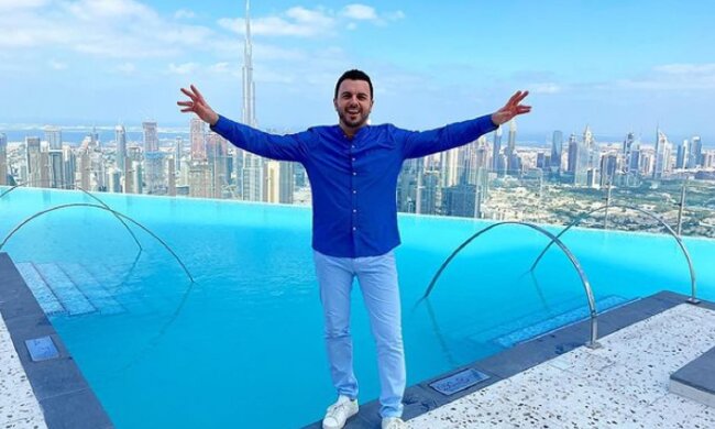 Ведучий "Холостяка" Решетник закохав в себе фанаток вбранням з голочки: "Дивлячись на вас, хочеться…"