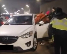 У Києві патрульні жорстко покарали зухвалого водія, відео: "Переїхав ногу"
